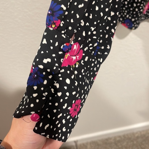 Express Black Floral Blouse featuring Open Slit Arms - Size M - Picture 3 of 4